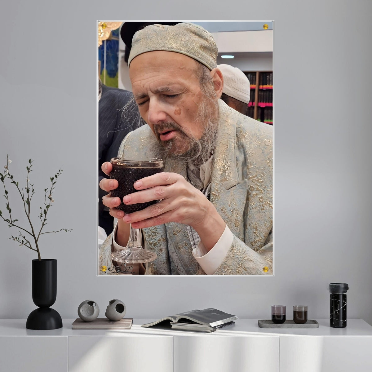 תמונת זכוכית של הרב קוק ברגע של קידוש עם גביע בידיים, לבוש גלימה מהודרת – הדפסה על זכוכית לתמונות נוי ולעיצוב הבית.