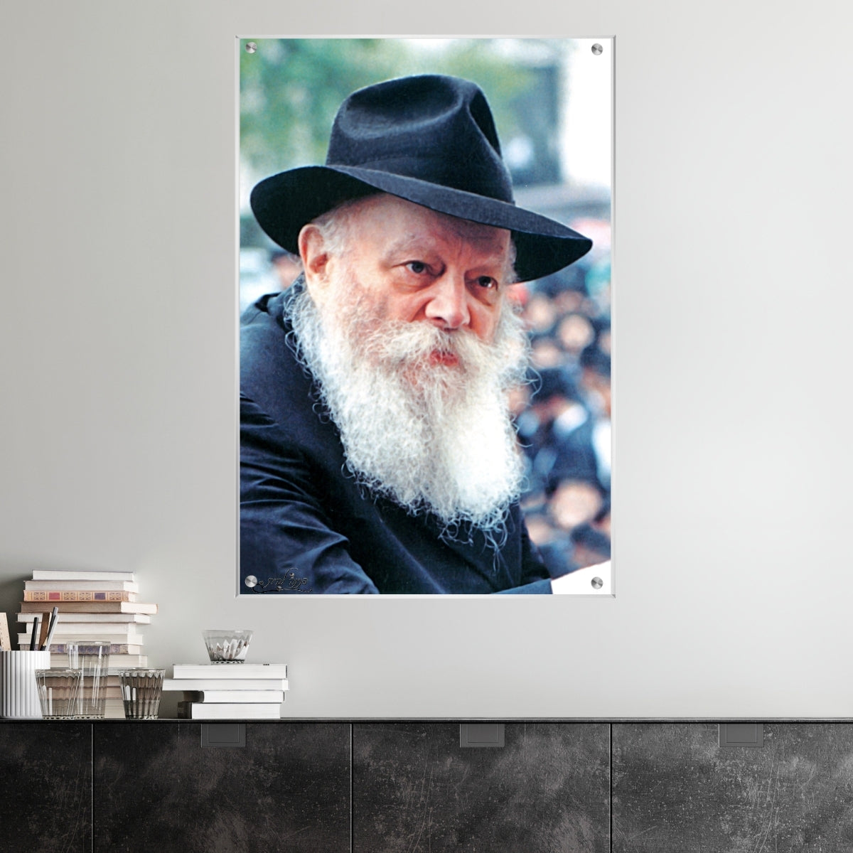 תמונת זכוכית של הרבי מחב"ד בצילום אותנטי עם מבט חד ונוכחות מרשימה – הדפסה איכותית לתמונות לבית ולסלון עם השראה.