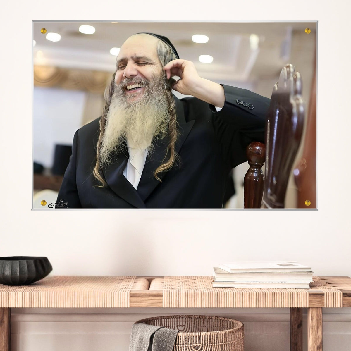 תמונת זכוכית של הרב שלום ארוש מחייך – הדפסה על זכוכית מרגשת עם מסר של שמחה, אמונה ואור לבית.