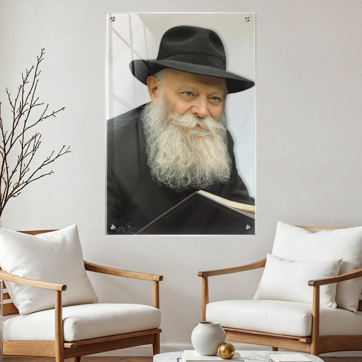 תמונת זכוכית של הרבי מליובאוויטש בלימוד תורה, לבוש שחור עם מבט מלא השראה – הדפסה איכותית לתמונות לבית באווירה רוחנית.