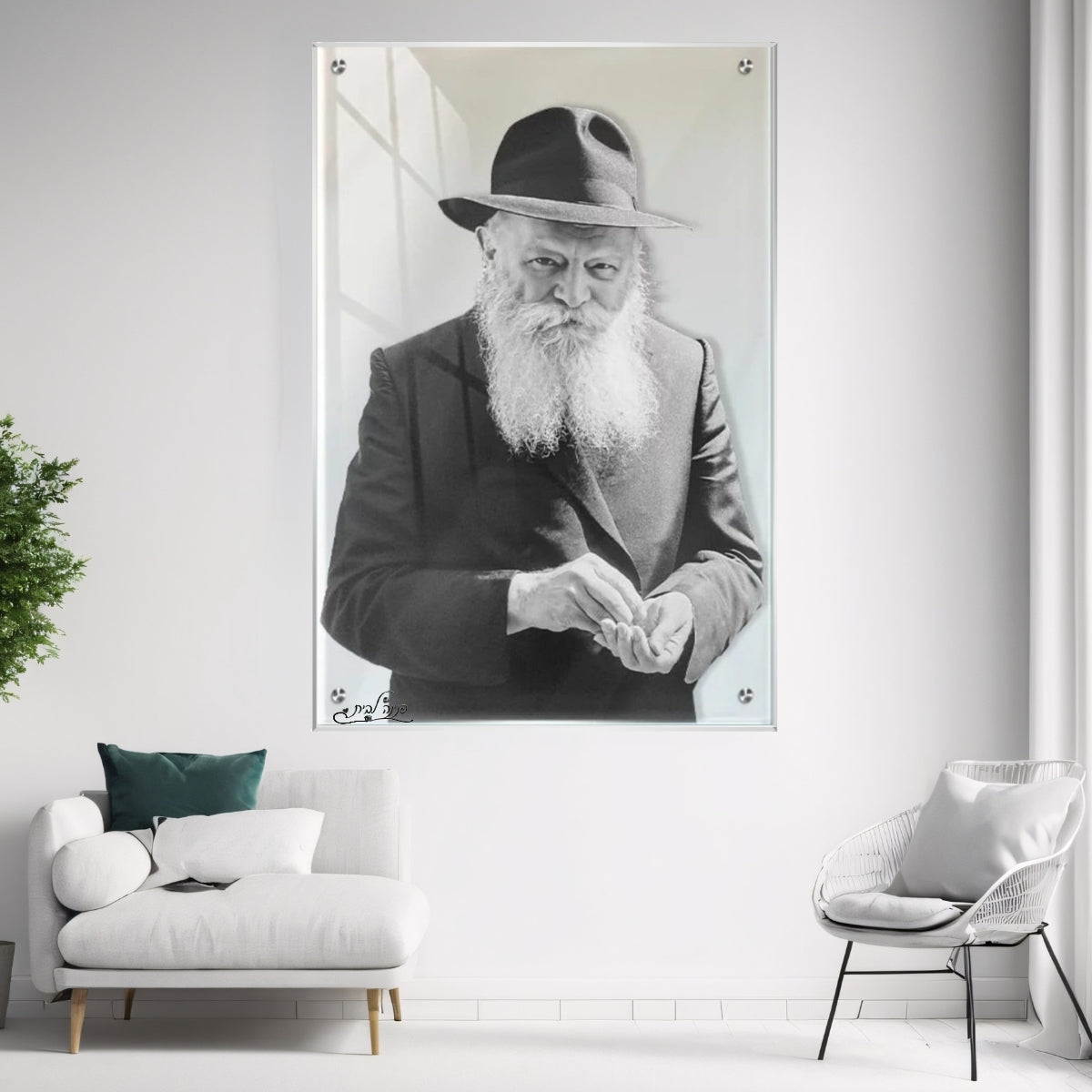 תמונת זכוכית של הרבי מחב"ד בשחור־לבן, במבט שקט וידיים פתוחות – עיצוב אומנותי באיכות גבוהה לתמונות נוי ולעיצוב הבית.