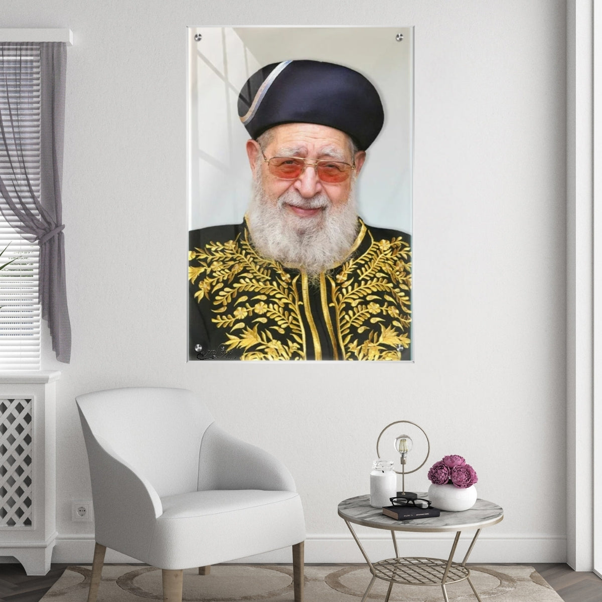 תמונת זכוכית של הרב עובדיה יוסף מחייך בלבוש מסורתי מוזהב – הדפסה איכותית באווירה מוארת לתמונות נוי ולעיצוב הבית.