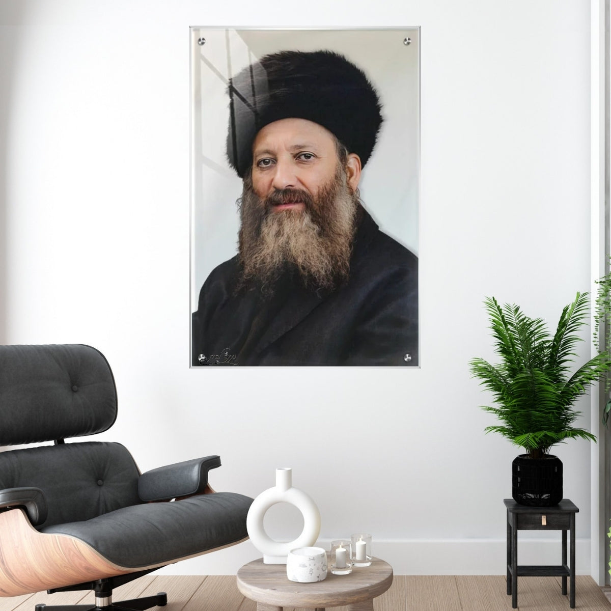 תמונת זכוכית של הראי"ה קוק עם מבט שקט וכובע פרווה מסורתי – הדפסה על זכוכית לתמונות נוי ולעיצוב הבית.