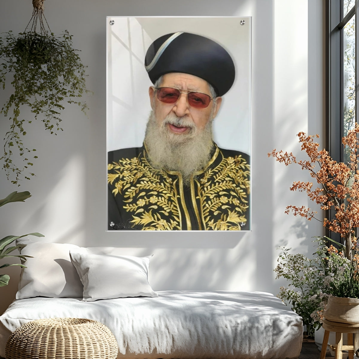 תמונת זכוכית של הרב עובדיה יוסף בלבוש מוזהב, מבט חם על רקע בהיר – תמונות לבית באיכות גבוהה עם הדפסה על זכוכית.