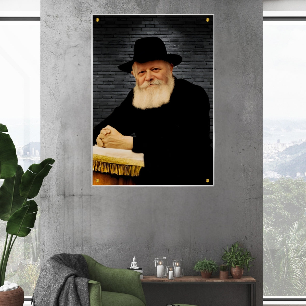 תמונת זכוכית של הרבי מחב"ד עם חיוך שקט ליד שולחן, רקע קיר לבנים כהה – תמונות לבית באיכות גבוהה עם הדפסה על זכוכית.