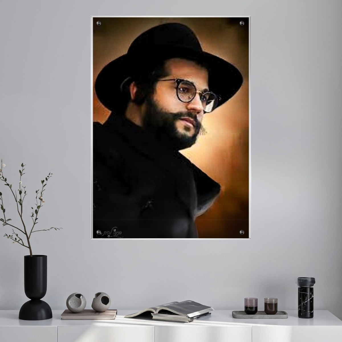 תמונת זכוכית של ההינוקא בלבוש מסורתי עם כובע שחור ומשקפיים – שילוב של תמונות לבית והדפסה על זכוכית באיכות גבוהה.