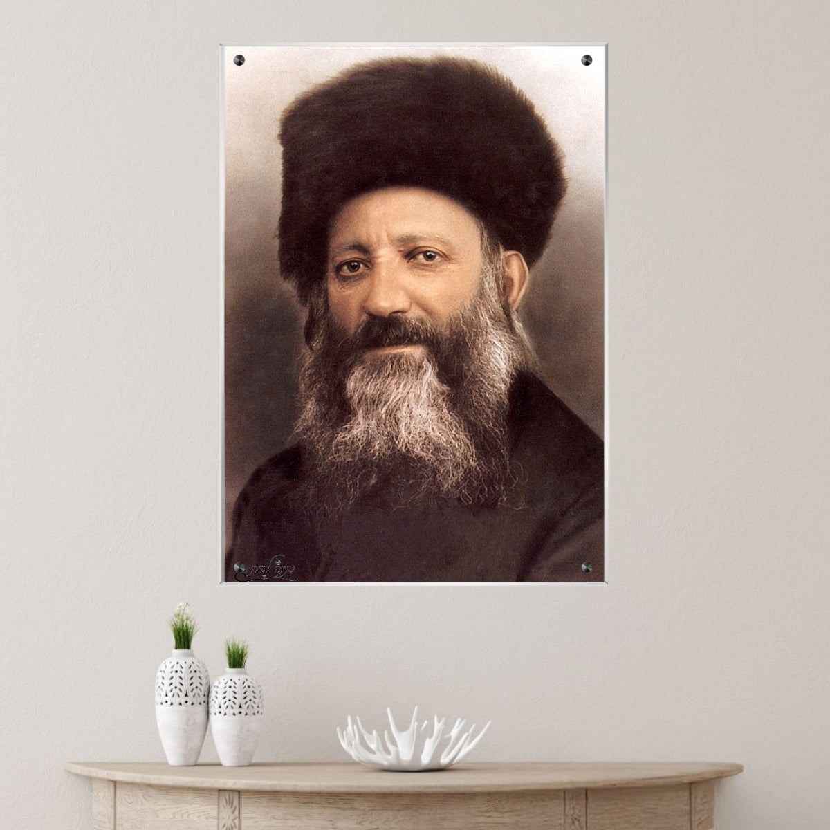 תמונת זכוכית של הראי"ה קוק – הרב הראשי הראשון, עם מבט חכם ולבוש מסורתי. הדפסה על זכוכית איכותית כתמונות לבית עם השראה.