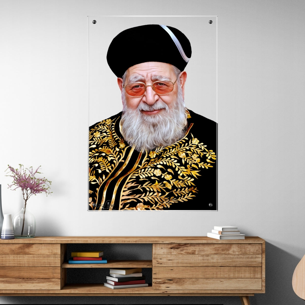 תמונת זכוכית של הרב עובדיה יוסף מחייך בלבוש מסורתי שחור וזהב – הדפסה באיכות גבוהה לתמונות לבית עם השראה רוחנית.