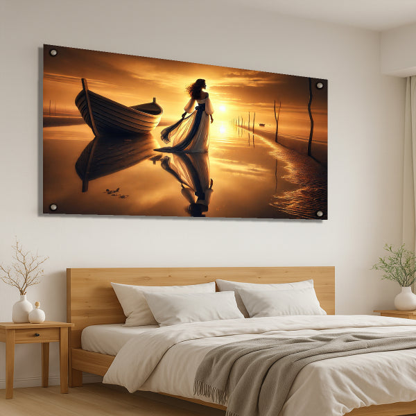 אישה בשמלה לבנה על שפת הים בשקיעה זהובה