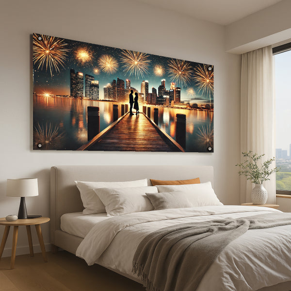 זוג מאוהב על מזח מול זיקוקים בעיר