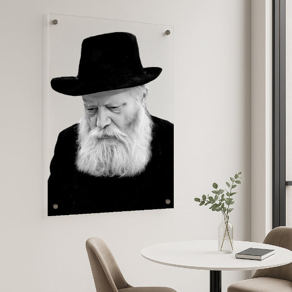 הרבי מחב״ד מביט מטה בשחור-לבן –בהדפסה על זכוכית