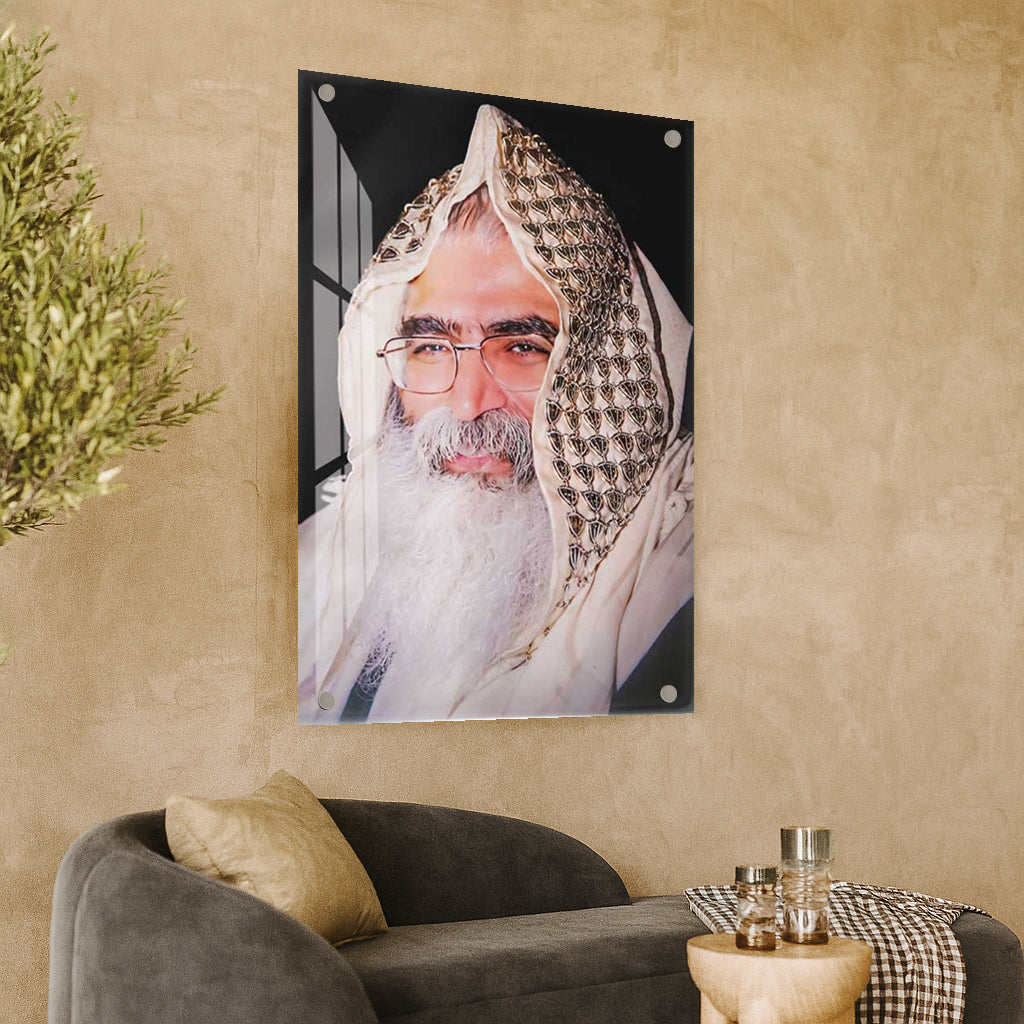 תמונת זכוכית הרב יורם אברג'ל עטוף בטלית מלכותית – תמונות נוי יוקרתיות לבית