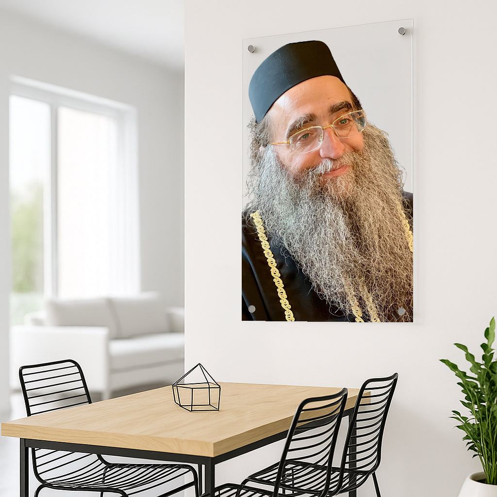 הרב יאשיהו פינטו מחייך בגלימה שחורה וזהב – תמונות זכוכית