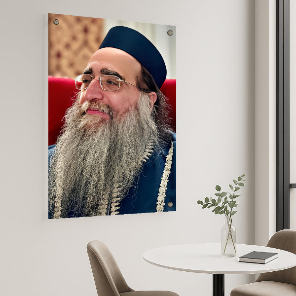 הרב יאשיהו פינטו בגלימה כחולה על רקע אדום – תמונות זכוכית יוקרתיות לבית