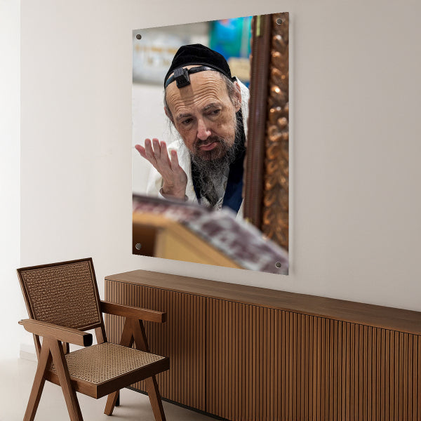 הרב קוק בתפילה עם תפילין מול ספר קודש – תמונות לבית