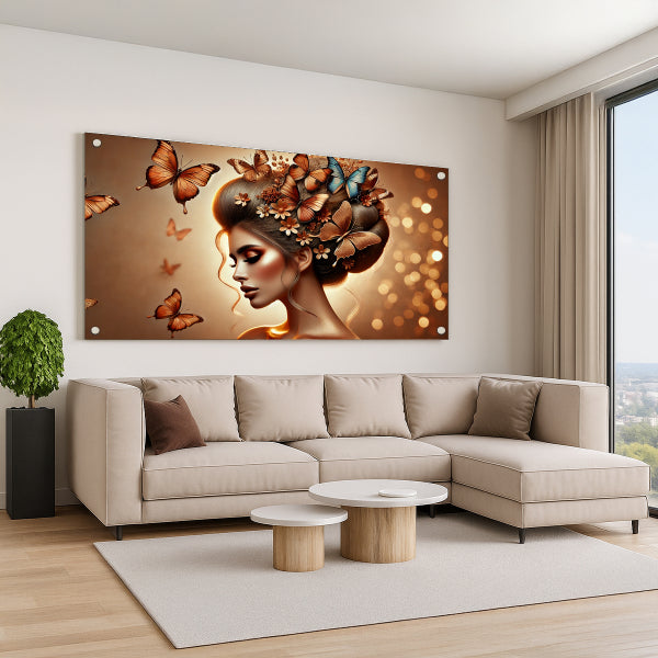 דיוקן נשי זהוב עם פרפרים על זכוכית