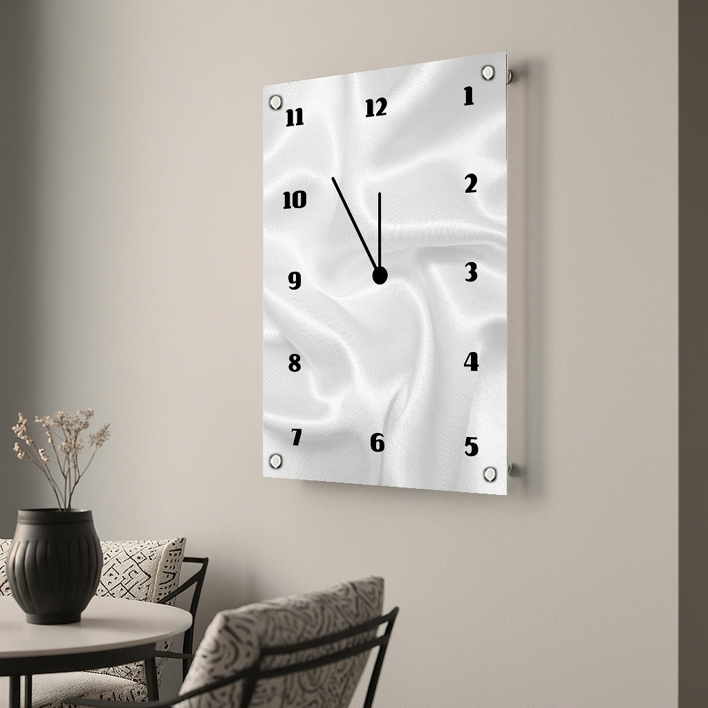 שעון קיר מזכוכית במרקם סאטן