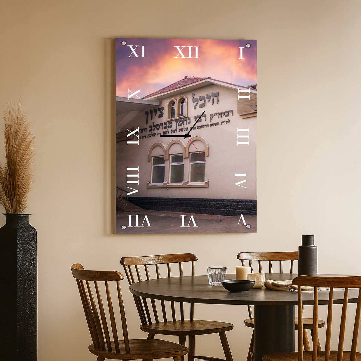 שעון זכוכית עם חזית בניין ושקיעה