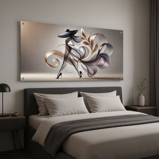 דמות נשית אמנותית בקווים זורמים וזהובים – יצירה מודרנית לעיצוב הבית על זכוכית