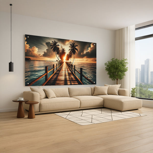 תמונת זכוכית של גשר עץ מעל הים עם שקיעה ועצי דקל – עיצוב מרגיע לסלון