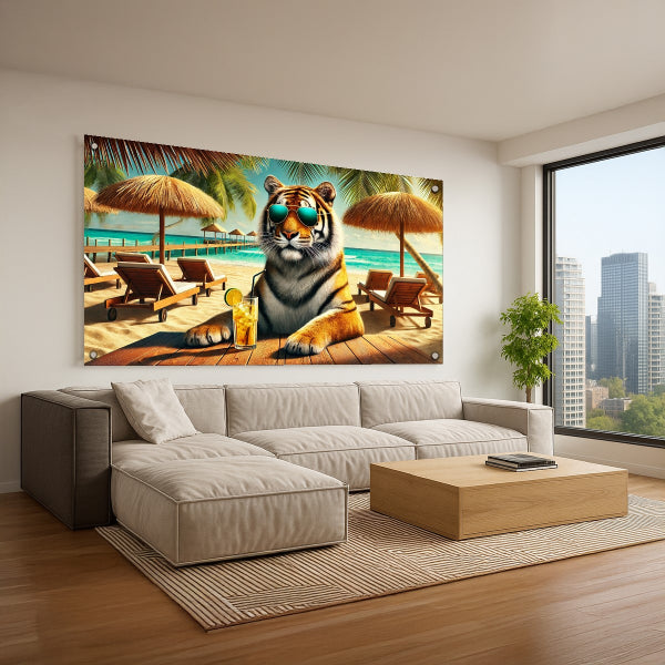 תמונת זכוכית של טיגריס יושב על חוף טרופי עם משקפי שמש ומשקה