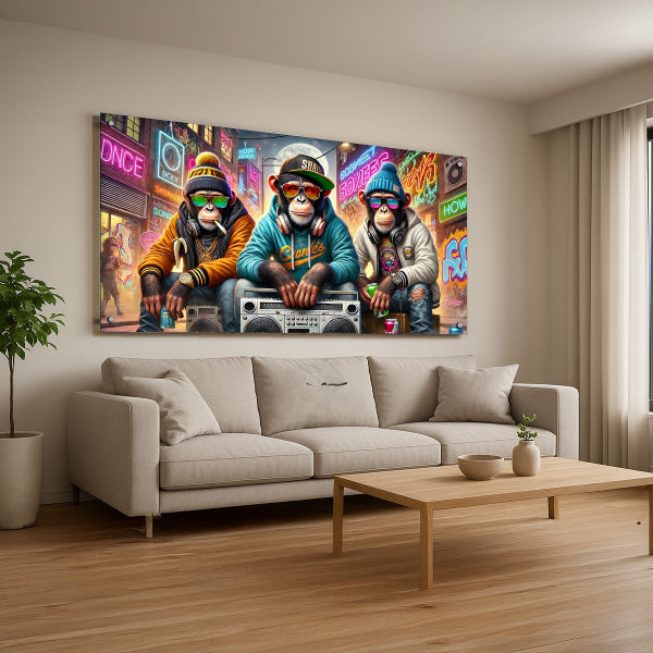 תמונת זכוכית של שלושה קופים בסגנון היפ הופ עירוני עם ניאונים צבעוניים