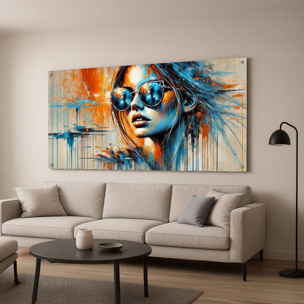 אישה עם משקפי שמש בצבע כחול וכתום - הדפסה על זכוכית