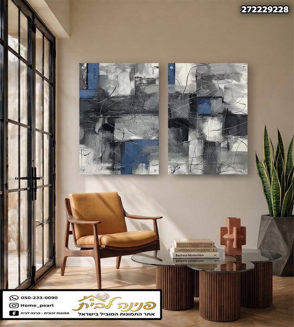 זוג תמונות זכוכית אבסטרקטיות בגווני כחול, אפור, שחור ולבן תלויות מעל כורסה בסלון מודרני