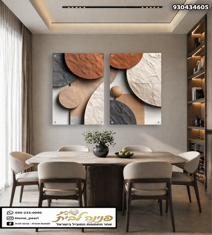 סט תמונות זכוכית אבסטרקטי בגווני אדמה עם צורות עגולות וטקסטורות שיש, מוצג על קיר בפינת אוכל מודרנית