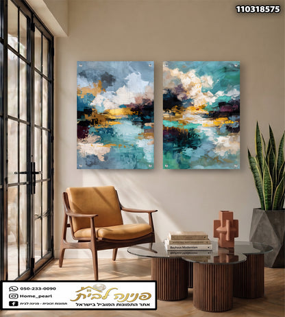זוג תמונות אבסטרקטיות בגווני כחול, טורקיז, לבן וזהב תלויות על קיר בסלון - תמונות קיר