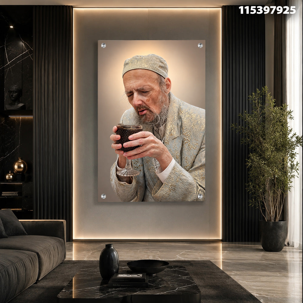 דיוקן אמנותי של איש מבוגר מחזיק כוס - תמונות למשרד - גווני בז' ואפור