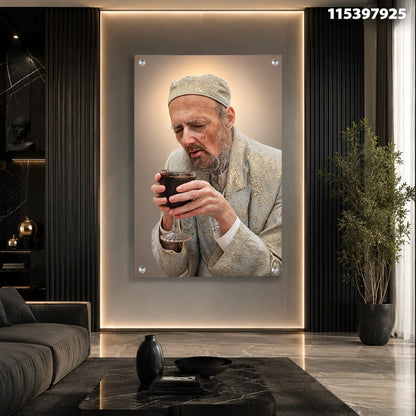 דיוקן אמנותי של איש מבוגר מחזיק כוס - תמונות למשרד - גווני בז' ואפור