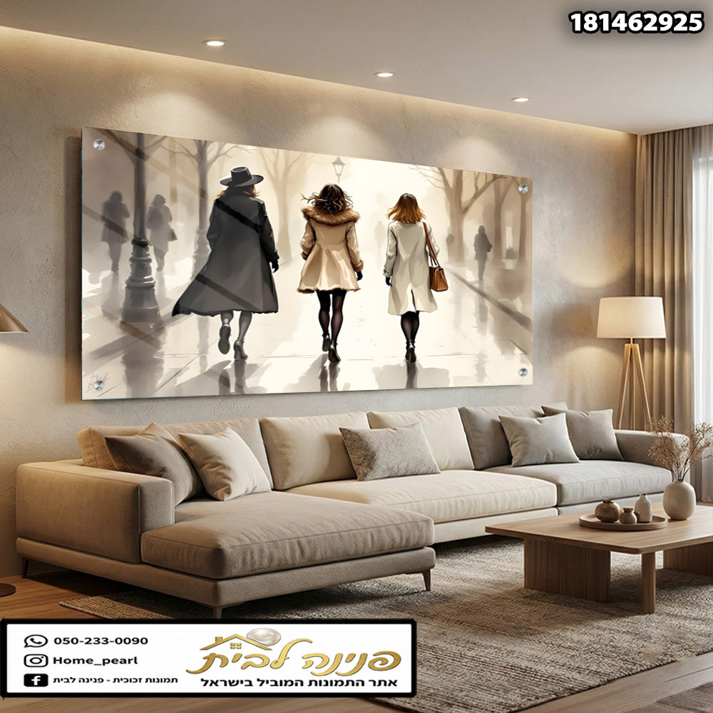 תמונה של נשים צועדות ברחוב מעונן - תמונות לסלון - צבעים בהירים