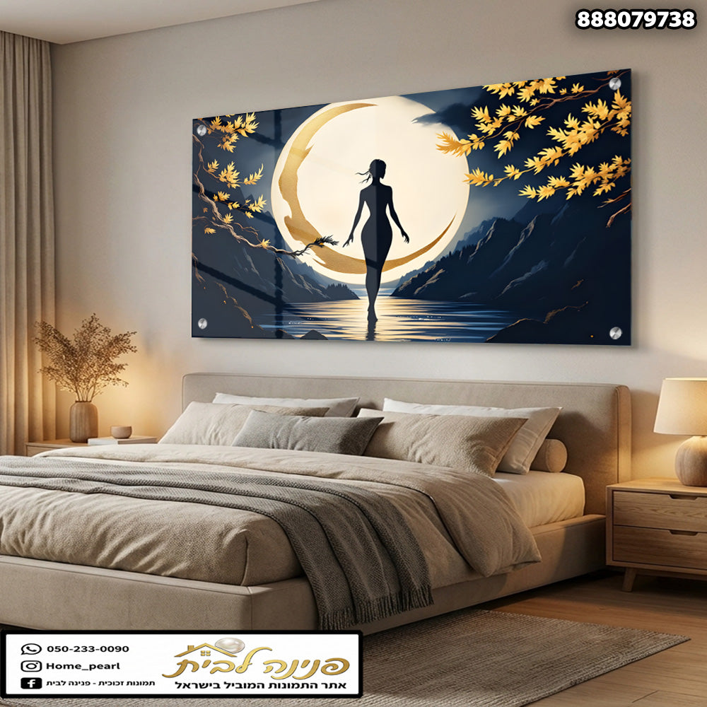 תמונה של סילואטה נשית ליד מים עם ירח - תמונות לבית - צבעים שחור, זהב וכחול