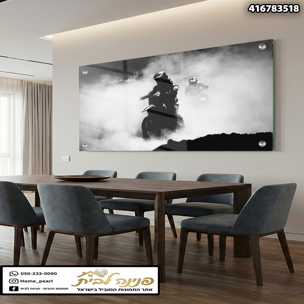 תמונה של רוכבי אופנועים מתוך ערפל - תמונות נוי - צבעים בשחור ולבן