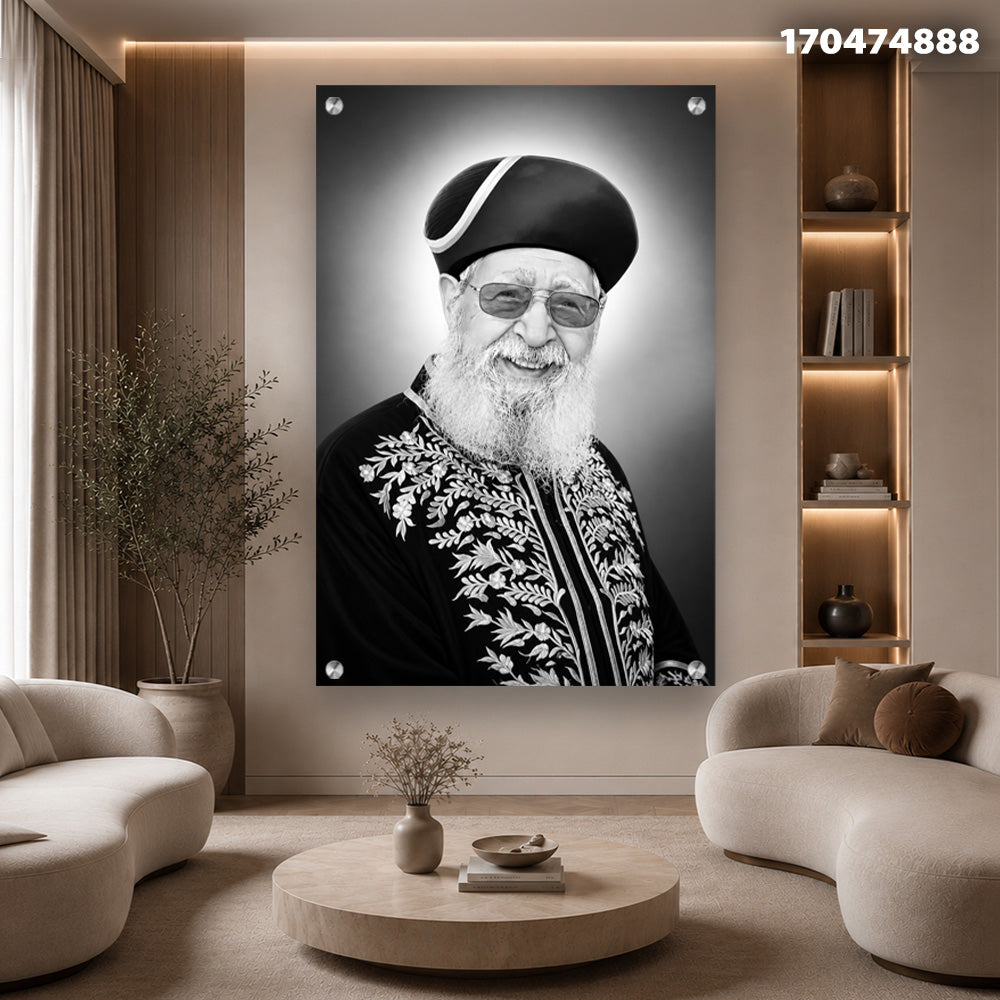 הדפסה על זכוכית - דיוקן שחור־לבן של רב מחויך עם גלימת רקמה ועיטורי כסף תמונות זכוכית לסלון תמונות לבית תמונות קיר הדפסה על זכוכית