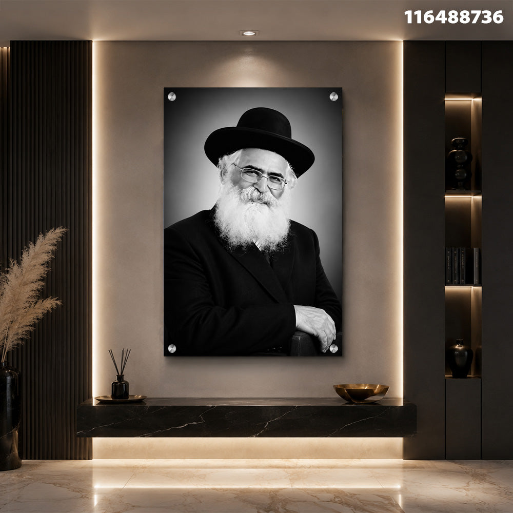 תמונה בשחור ולבן של אדם עם זקן בחלל מודרני - תמונות קיר - גווני אפור