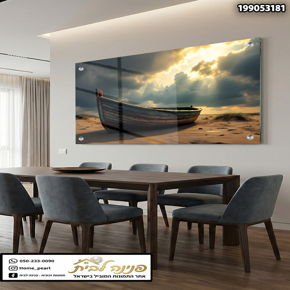 תמונה של סירה על רקע שמיים מעוננים - תמונות קיר - צבעים בשמיים ובחול