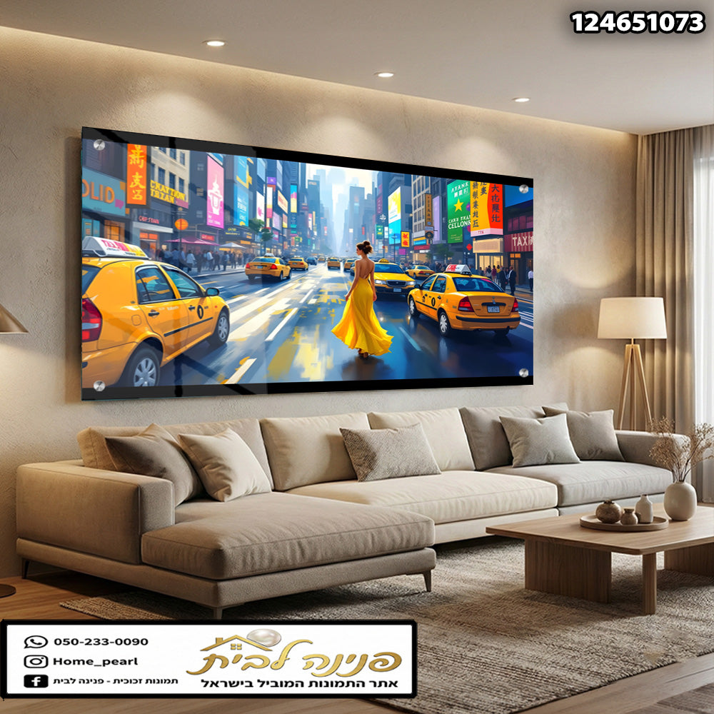 תמונה של אישה בשמלה צהובה צועדת ברחוב עם מוניות צהובות - תמונות לסלון - צהוב ואפור