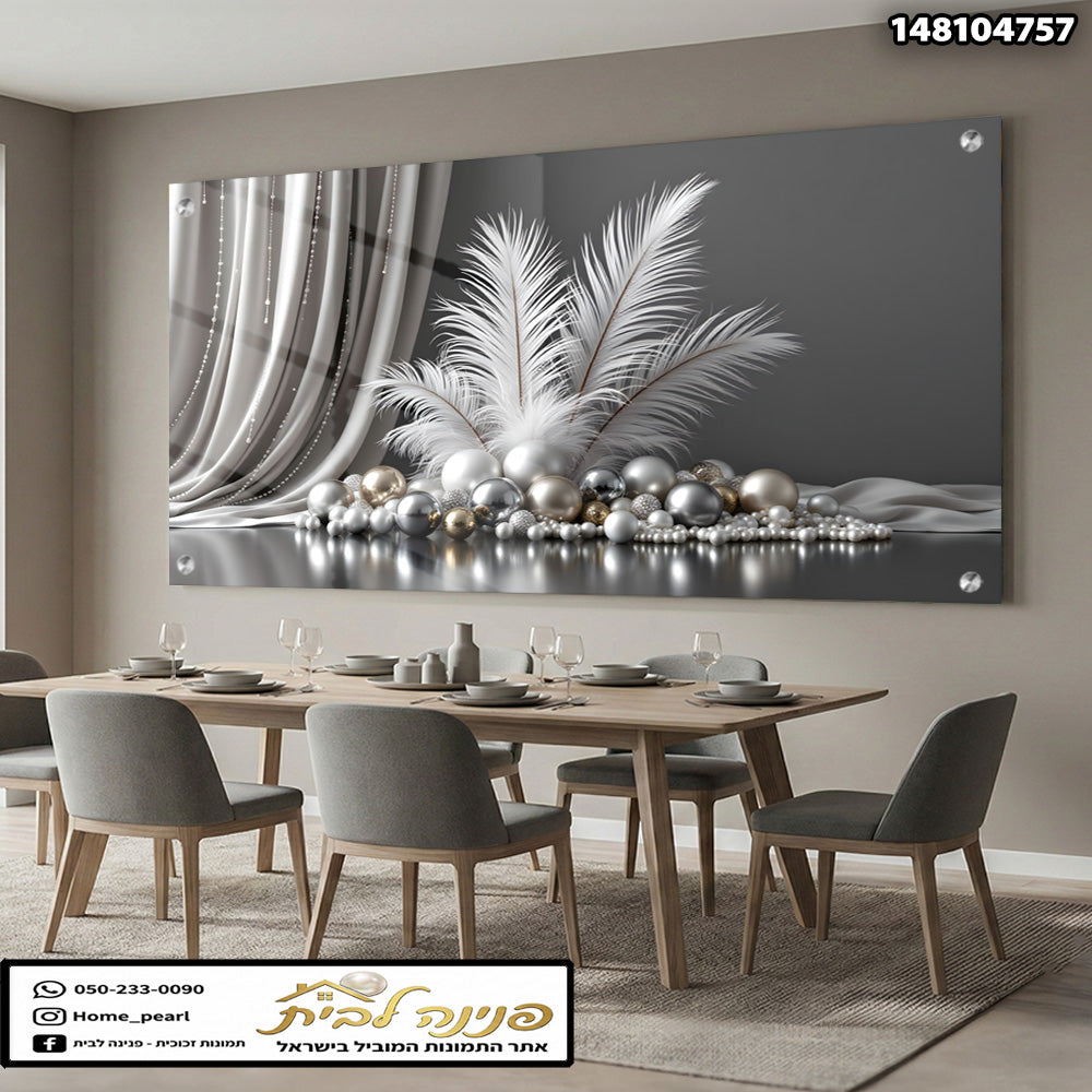 תמונה של artwork מקושטת בכדורים לבנים וכסופים - תמונות נוי - צבעים אפור, כסף ולבן