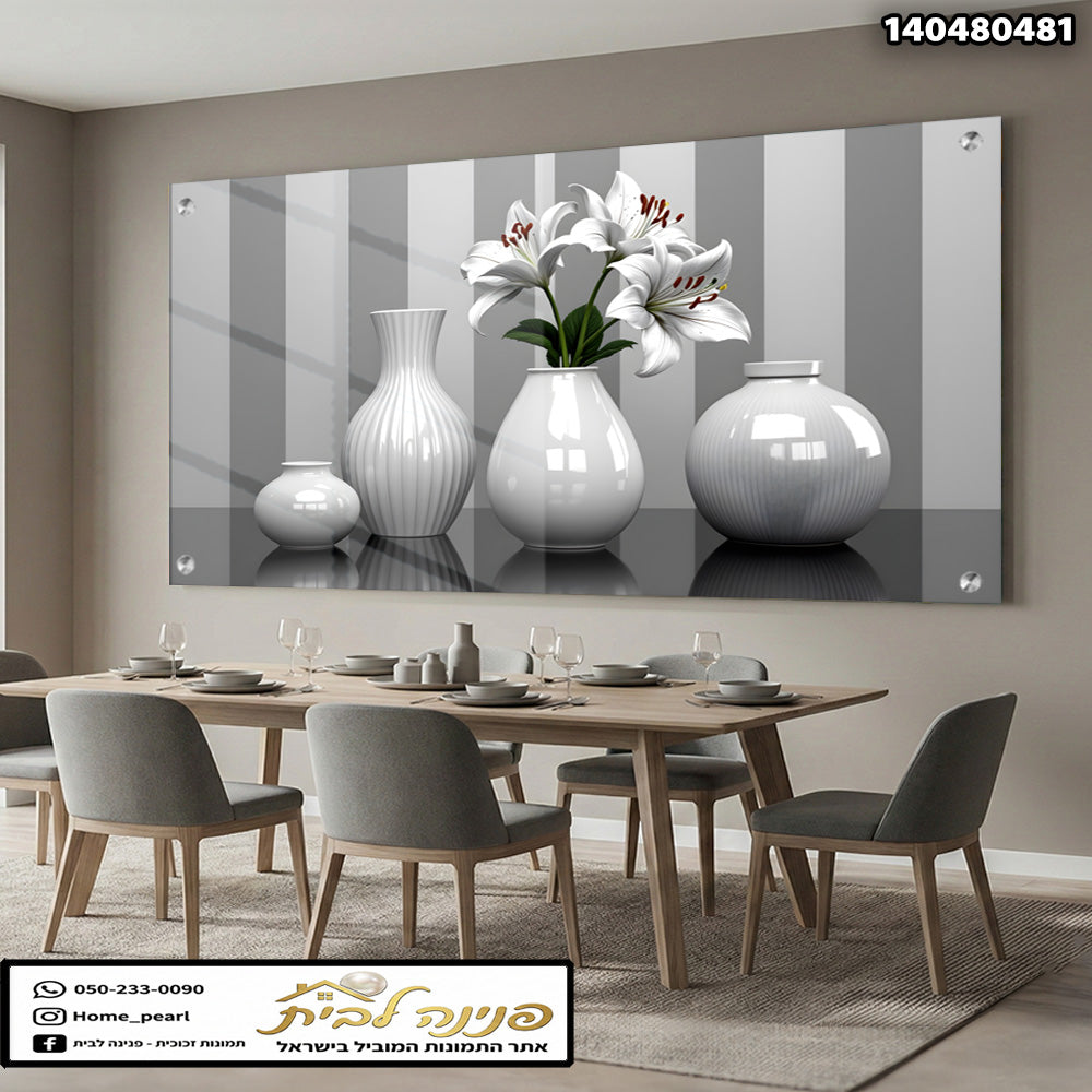 הדפסה על זכוכית - אגרטלי חרסינה לבנים עם שושנים על רקע פסים אפורים תמונות זכוכית לסלון תמונות לבית תמונות קיר הדפסה על זכוכית