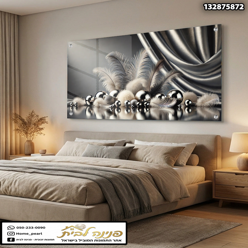 תמונות זכוכית - נוצות רכות וכדורי כרום כסופים על רקע וילון סאטן תמונות זכוכית לסלון תמונות לבית תמונות קיר הדפסה על זכוכית