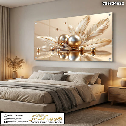 תמונה של קישוט קיר עם כדורים מזהב ונוצות - תמונות לבית - צבעים זהב ולבן