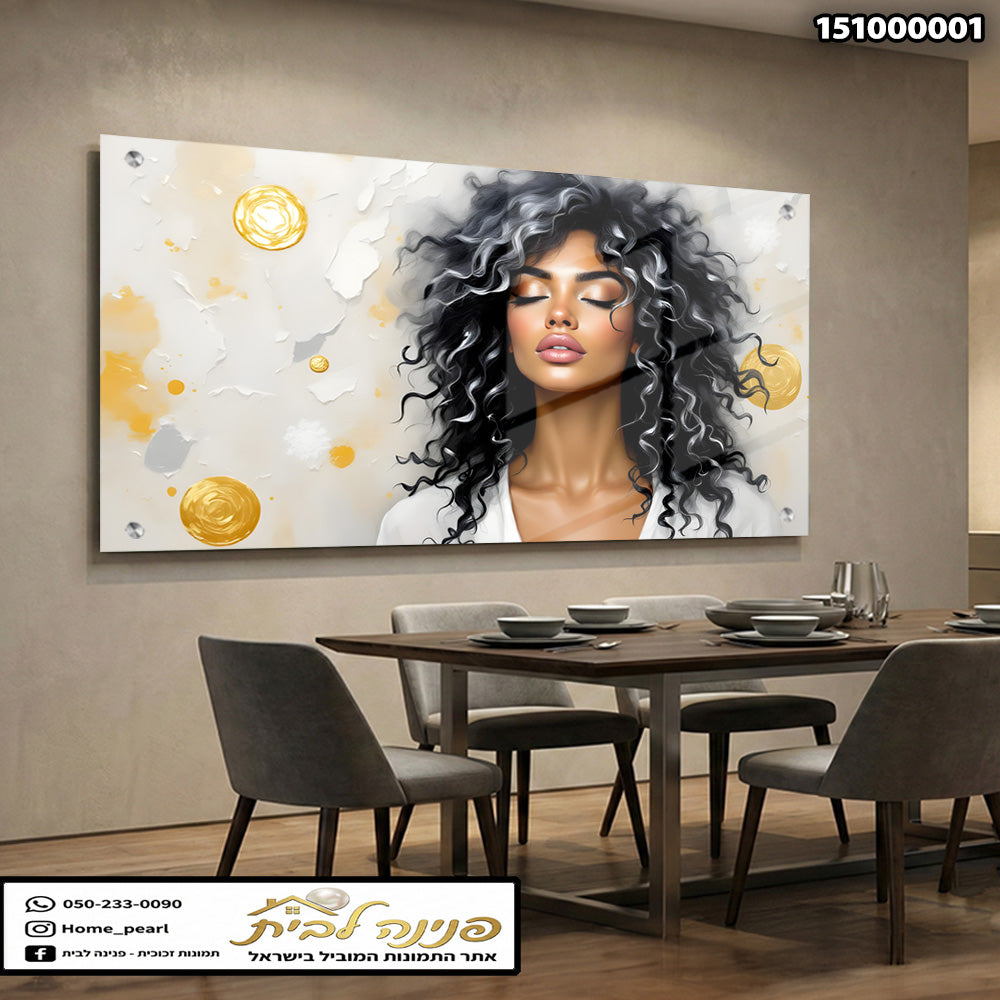 תמונות זכוכית - פורטרט נשי אלגנטי בשיער מתולתל שחור ונגיעות זהב על רקע שמנת תמונות זכוכית לסלון תמונות לבית תמונות קיר הדפסה על זכוכית