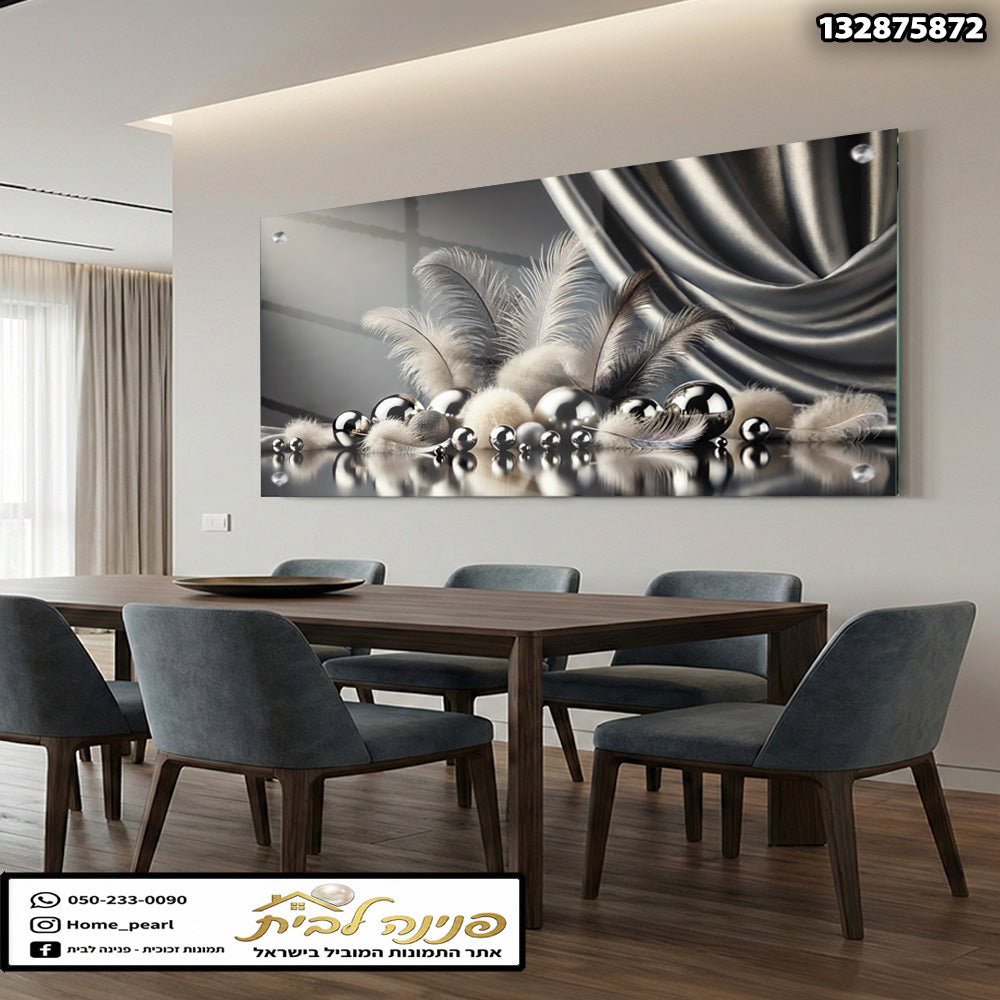תמונות זכוכית - נוצות רכות וכדורי כרום כסופים על רקע וילון סאטן תמונות זכוכית לסלון תמונות לבית תמונות קיר הדפסה על זכוכית