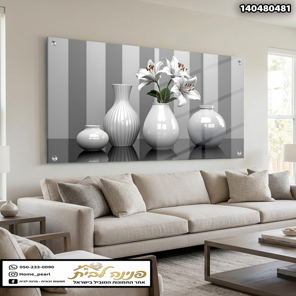 הדפסה על זכוכית - אגרטלי חרסינה לבנים עם שושנים על רקע פסים אפורים תמונות זכוכית לסלון תמונות לבית תמונות קיר הדפסה על זכוכית