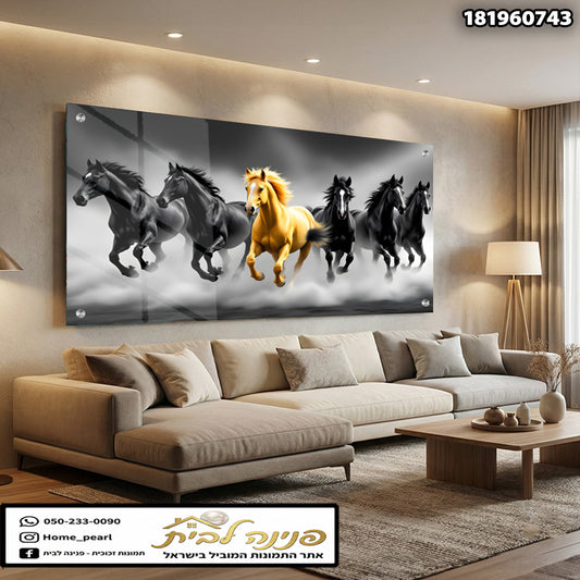 תמונה של שישה סוסים פוסעים בלבן ושחור עם סוס צהוב מוביל - תמונות לבית - צבעים שחור ולבן וצהוב