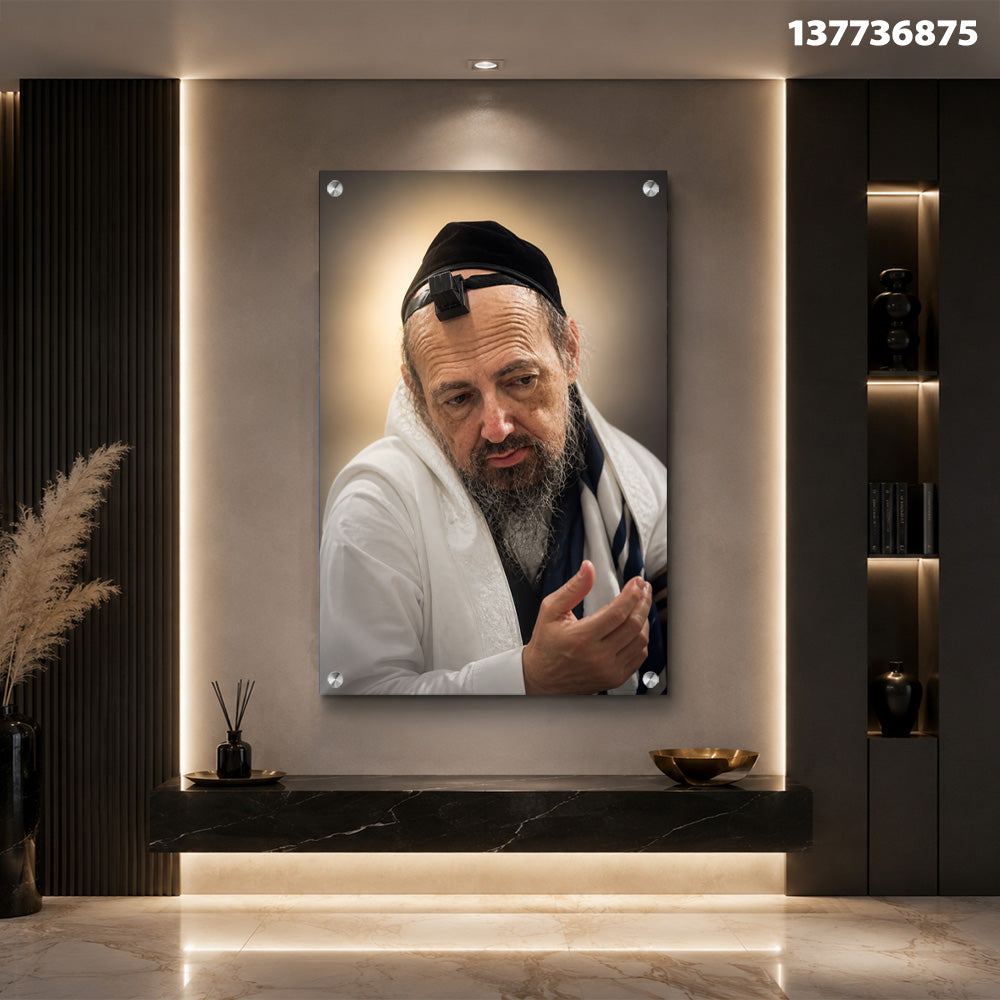 תמונה של אדם בחלוק לבן עם טלית - תמונות לבית - צבעים חמים