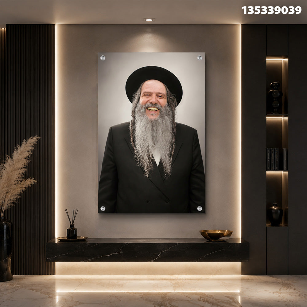 תמונות זכוכית - דיוקן רב מחויך עם זקן כסוף וכובע שחור תמונות זכוכית לסלון תמונות לבית תמונות קיר הדפסה על זכוכית