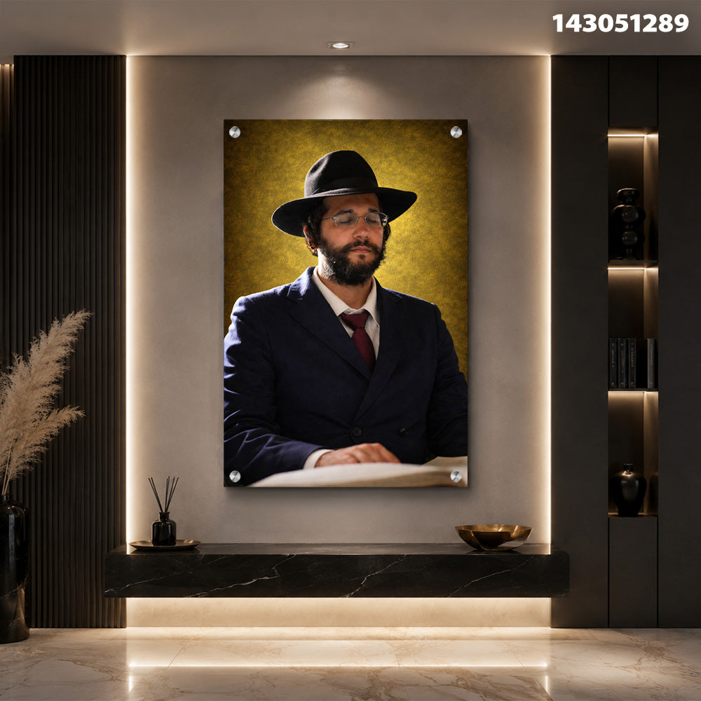 דיוקן של אדם במעיל עם כובע שחור על רקע צהוב - תמונות זכוכית - צבעים שחור וצהוב